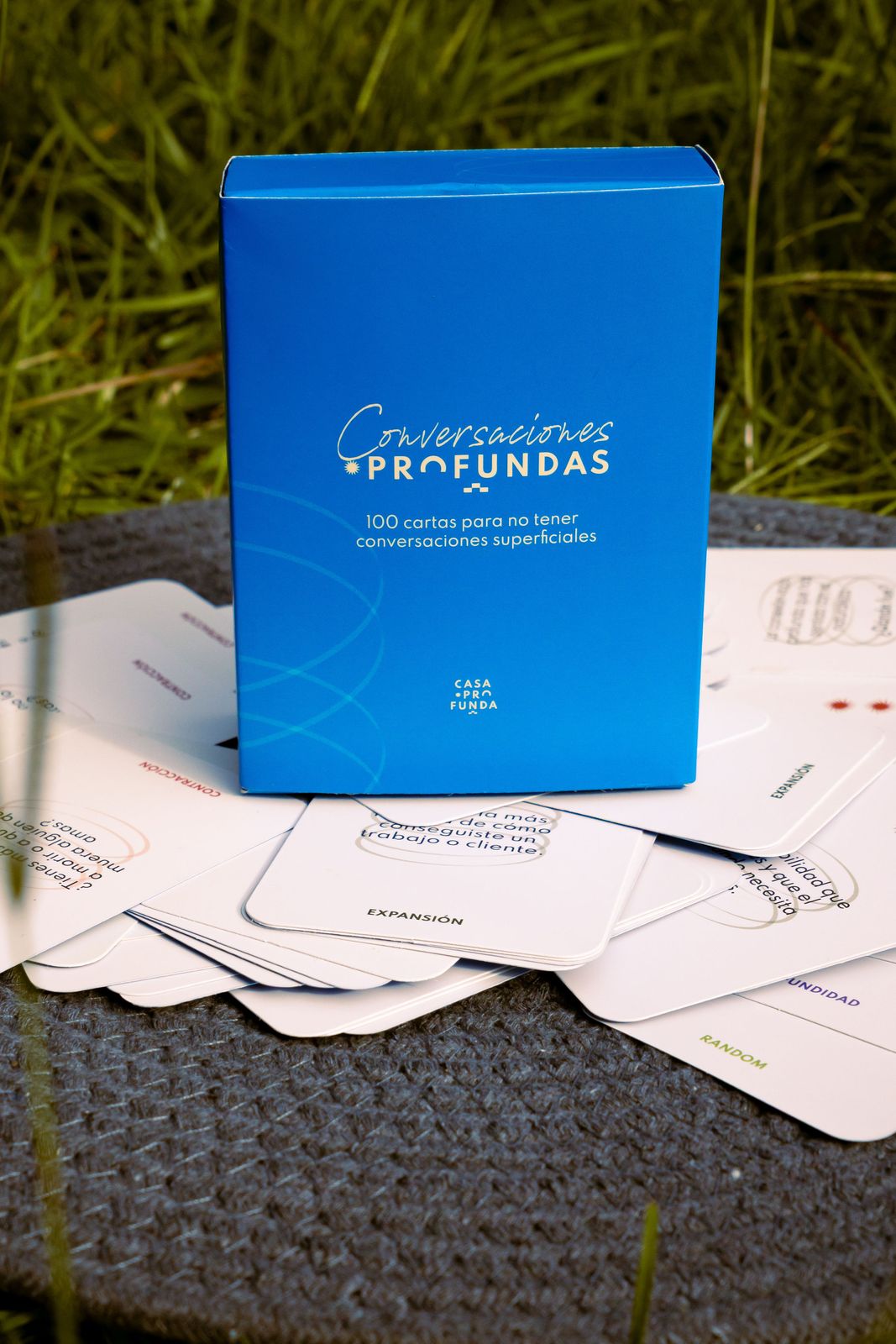 Juego Conversaciones Profundas: caja y cartas sobre la mesa