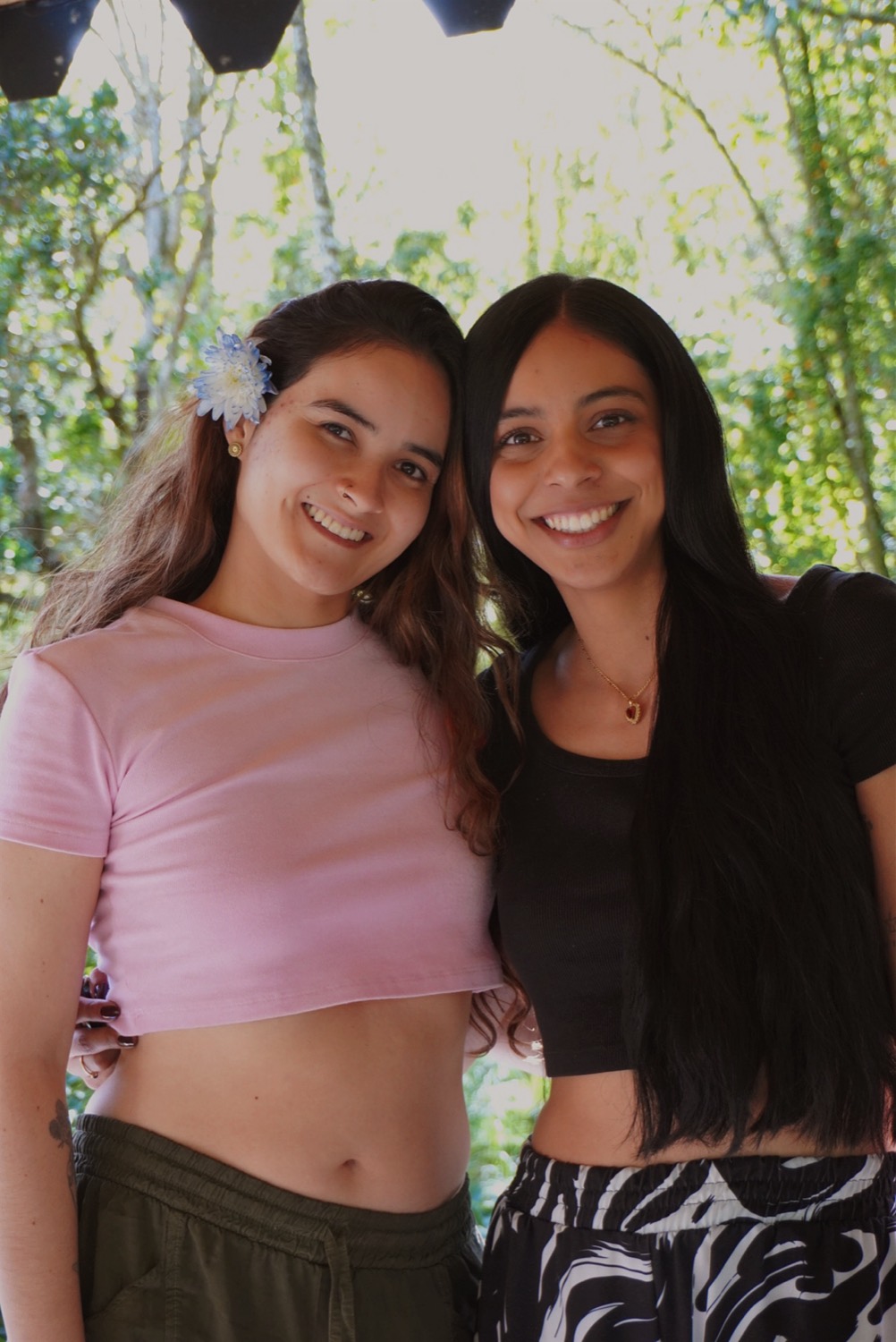 Dos mujeres del retiro abrazadas