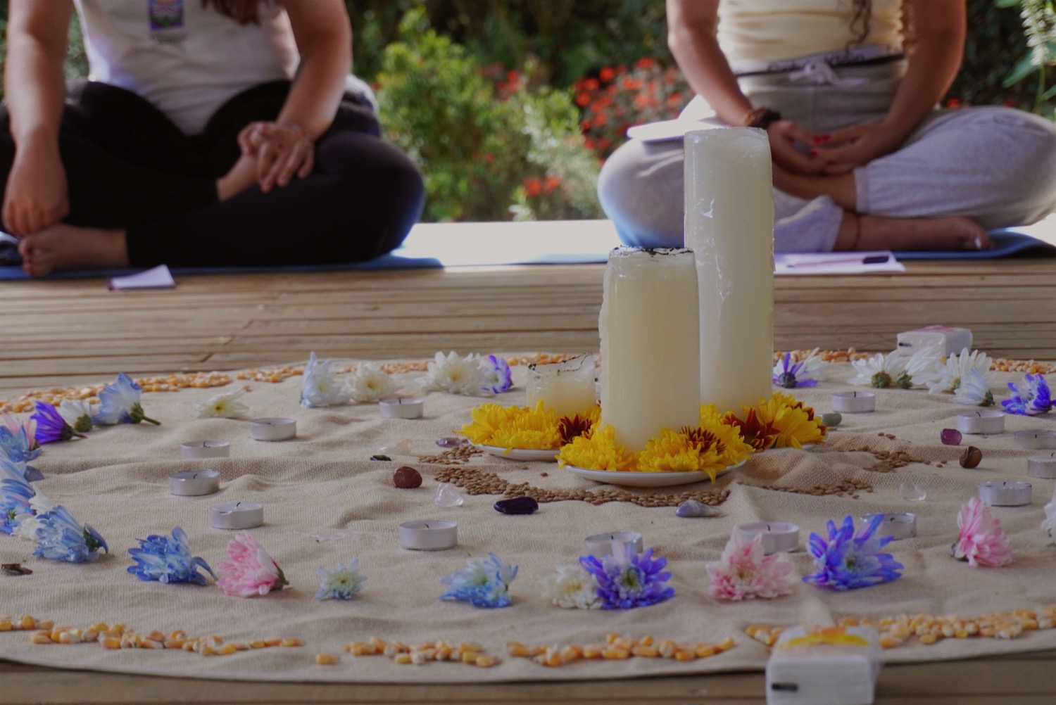 Meditación alrededor del mandala de flores