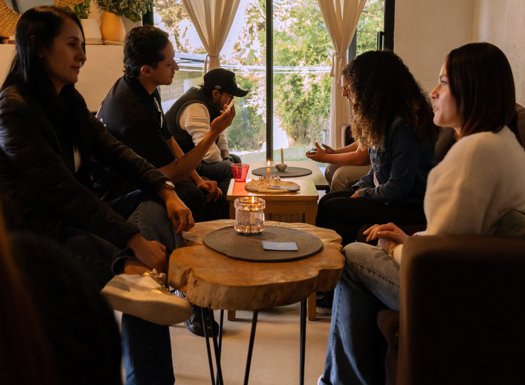 Personas conversando en una edición anterior del Speed Date de amigos