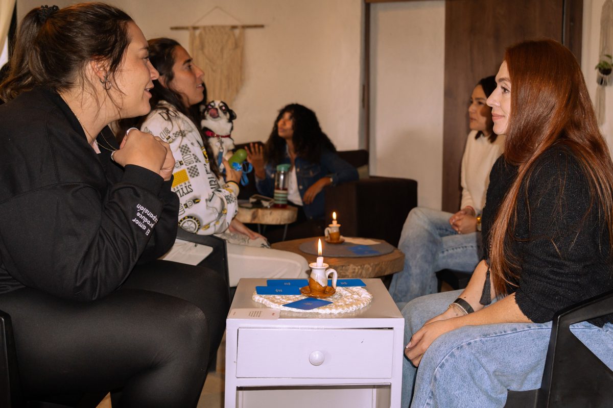 Grupo conversando en el speed date